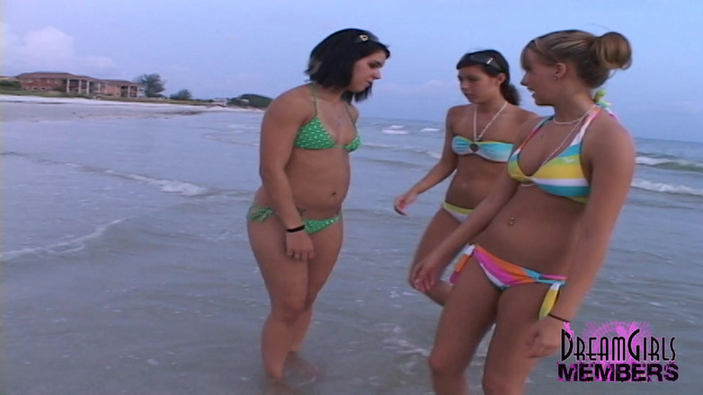 Dream Girls: 自然な大学生の可愛い3人がビーチで輝く