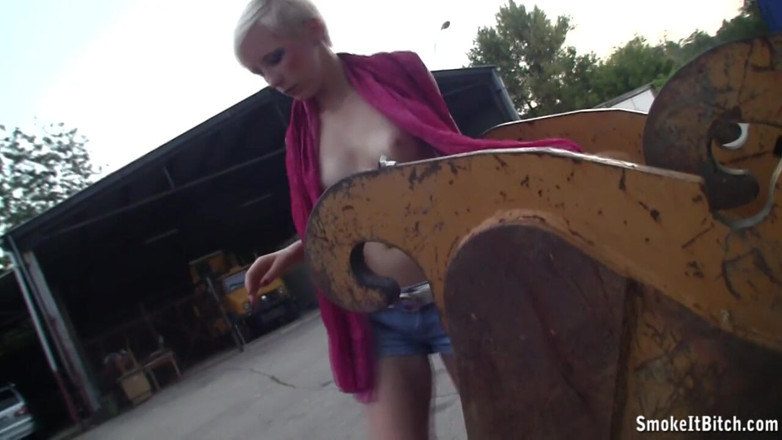 Smoke it bitch: O blondă dulce cu tocuri își expune corpul sexy în aer liber și...