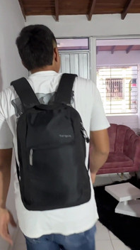 MEIA-IRMÃ, ESTOU ATRASADO E VOU PERDER MEU VOO PORQUE SOU VOCÊ!