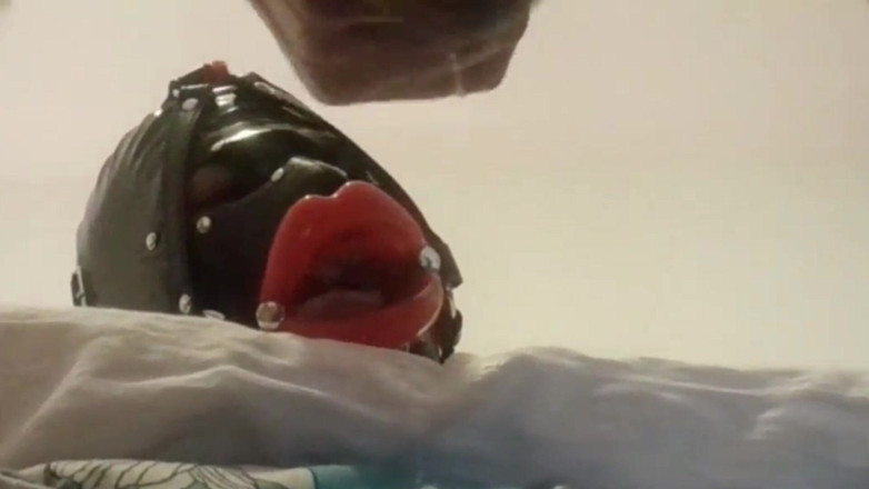 LauraOnHeels: MILF s ringovým roubíkem, falešné rty šukané v ústech a obličeji