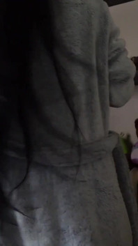 L’étreinte en peluche de ma robe floue