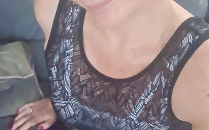 Sofy13: Aku lagi asik muasin memekku pakai dildo pakai dildo favoritku!