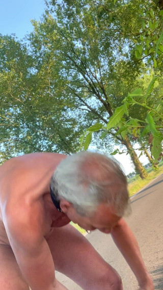 Benb Studio: Svlékání na veřejné silnici