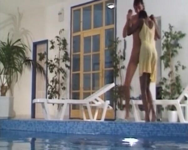 Chubby and horny and more: Дикая борьба с грязью превращается в хардкорный секс в спальне
