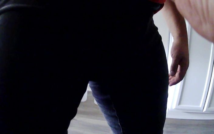 Dick Pants: Quần đen chân phải
