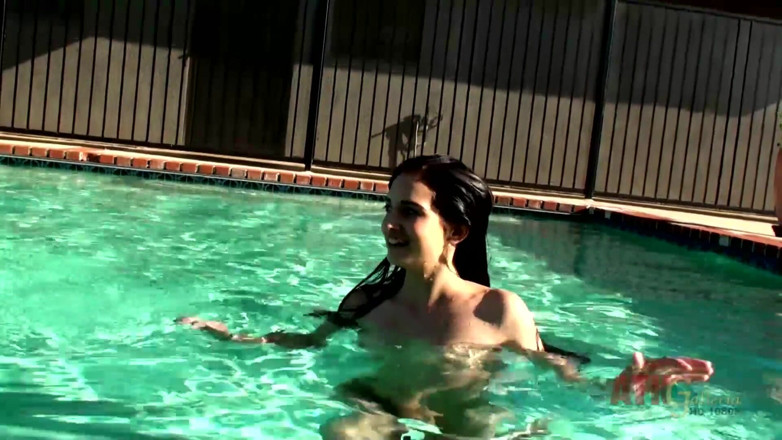 ATKIngdom Fans: Beauty babe enjoys on swimming pool