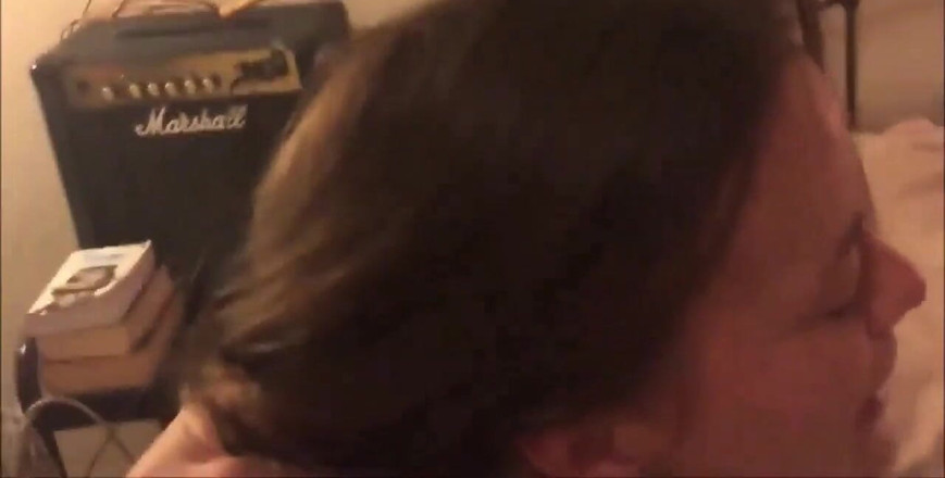 Sexy O2: 1392 - sarışın amatör Fransız sürtük, gecelikle giyinik, saten tanga ve...