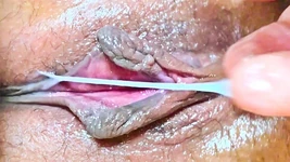 मेरी सौतेली बहन की तंग गुलाबी चूत में उंगली करना सफेद क्रीम उसकी चूत से बाहर आया जब मैंने उसकी गांड को छुआ