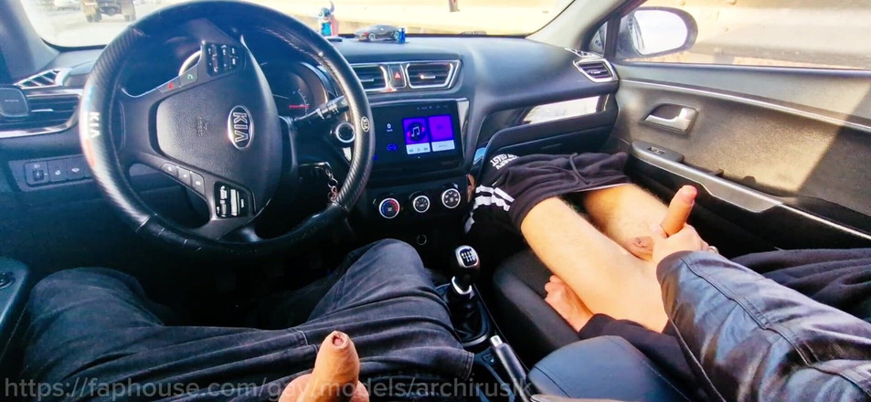 ArchiRusik: 高速公路上的一个男人上了我的车，我们互相撸管并射在玻璃里