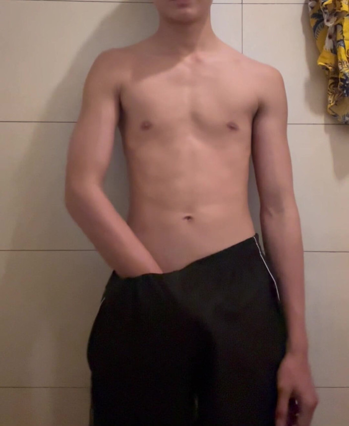 Quan Vietnam 18: 공중 화장실에서 조용히 마스터를 시도하는 낯선 사람이 들었다. 내가 너무 저크하고 벽에 거대한 정액을 촬영할 수 있도록 나를 켜고