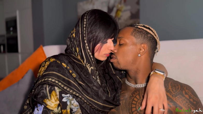 Aaliyah Yasin: Bhabi Aaliyah Yasin je pokryta mrdkou