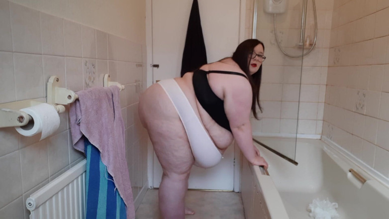 SSBBWLadyBrads: SSBBW Stretch exercise in bra &amp; thong