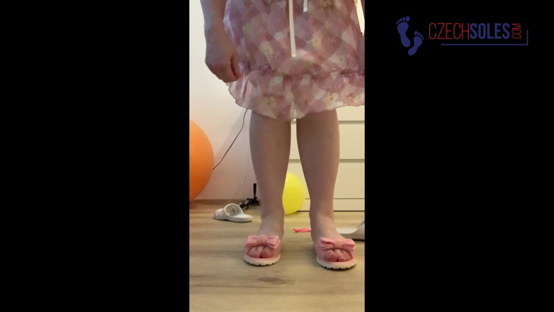 Czech Soles - foot fetish content: Écrasement de pieds et de ballons