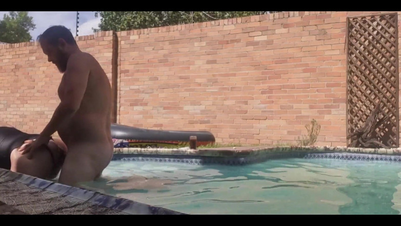 PussyGalore: Scopata in piscina