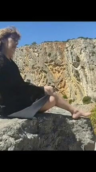 Chồng hôn chân cô ấy và cô ấy bú bạn của anh ấy