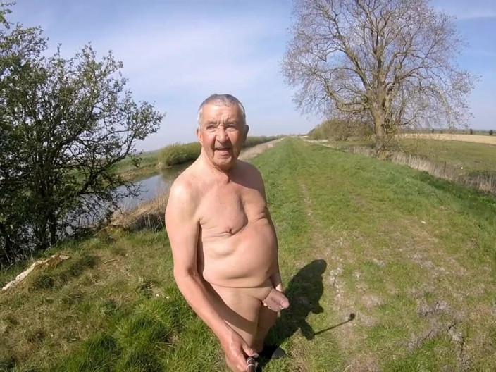 Andy: Скачу на моем велосипеде по берегу реки в прекрасный день