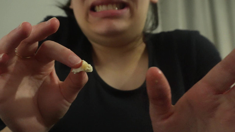 AmayaMori: 食事中にガムを噛む?信じられない癖だよ!」