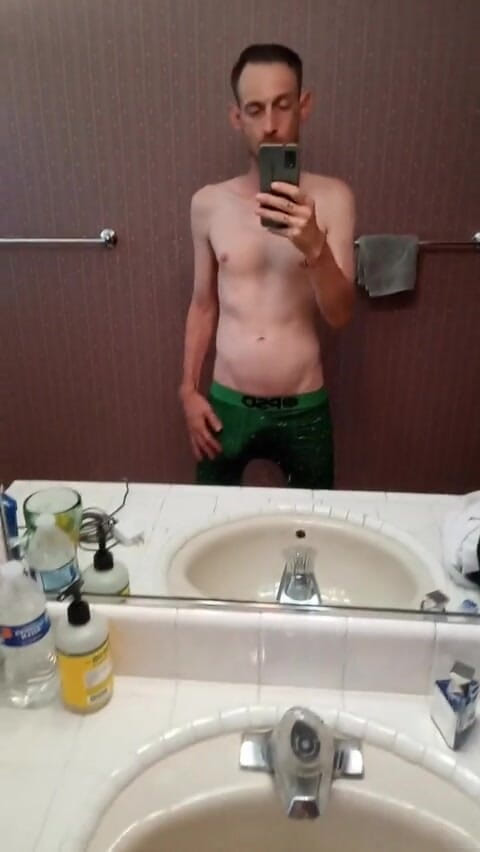 Jack_D_Stranger: Yarağımı sert tutuyorum ve 31 talimatını beklerken kenara okşuyor