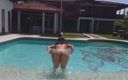 Xara Rouxxx: Olhe para meu corpo sexy na piscina
