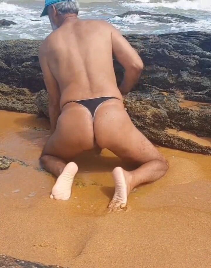 Ladysilvas: 해변에서 팬티를 벗고 마크로 핫한 무두질한 엉덩이를 과시하는 Ladysilva 크로스드레서
