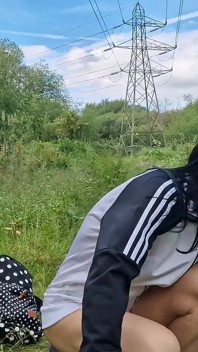 Naakt buitenshuis benen spreiden en pissend