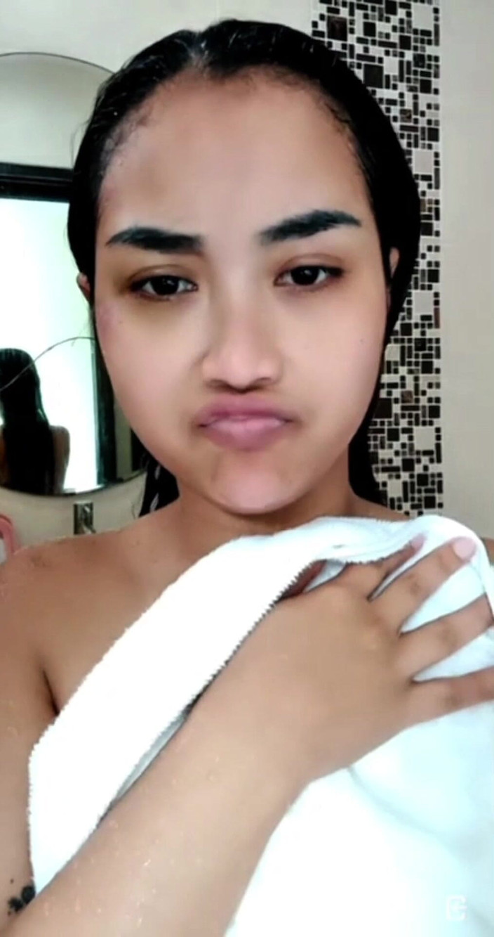 Hotindo: Un inconnu me regarde nue sous ma douche