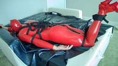 Kinkinheels: Röd latexbegränsning: hogtied njutning och misslyckad bondage