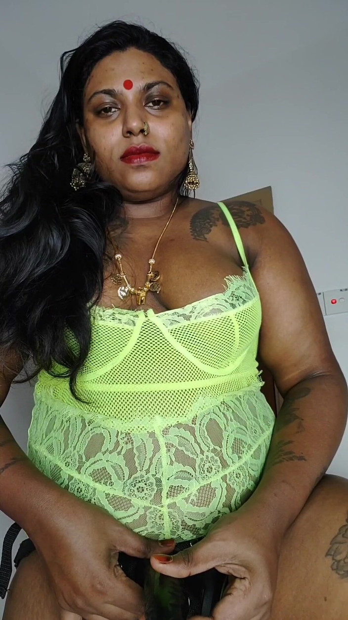 Ilariafajralilura: Evli kadın Ilaria zavallı beta kocasını sikiyor