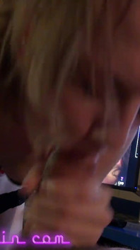 Urocza chuda nastolatka pokazująca swoje umiejętności pracy