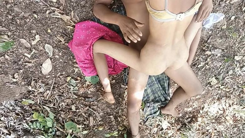 Graju1244: भारतीय देसी लड़की जंगल में अपने स्थानीय बॉयफ्रेंड के साथ हार्डकोर सेक्स, एक एशियाई देसी लड़की अपने सौतेले भाई बड़े लंड के साथ हार्डकोर चुदाई कर रही है