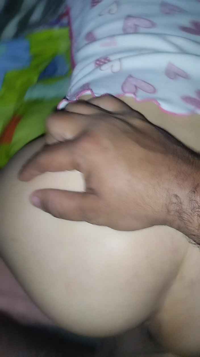 Andy Z 94: Mama vitregă, flămândă după penis, se bagă în pat și îi mănâncă penisul...