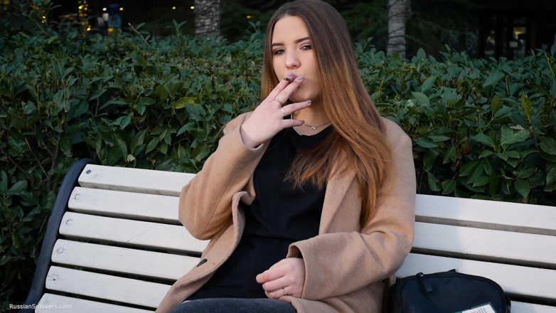 Russian Smokers: La ragazza russa passa la pausa pranzo fumando 1 cigs