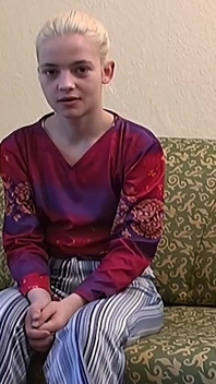 ブルネットとブロンドのスラットがジムで激しくセックスされ、精液まみれ