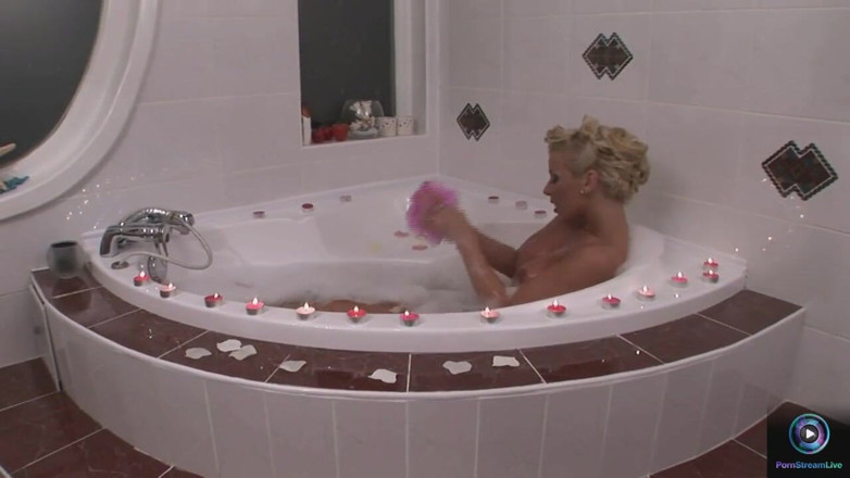 Porn Stream Live: Ginger Jones soaps herself up in the bath