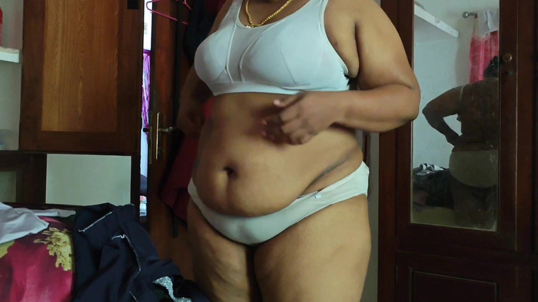 Anne Ipe: Индийская изогнутая девушка полностью обнаженная и одевается