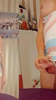 Tgirl Anna ukazuje své tvrdé girlsdick a velké kozy