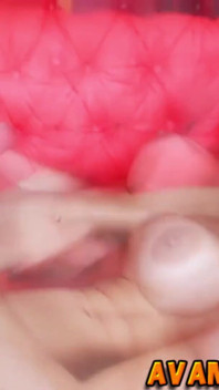Heiße transvestit-brünette genießt den handjob