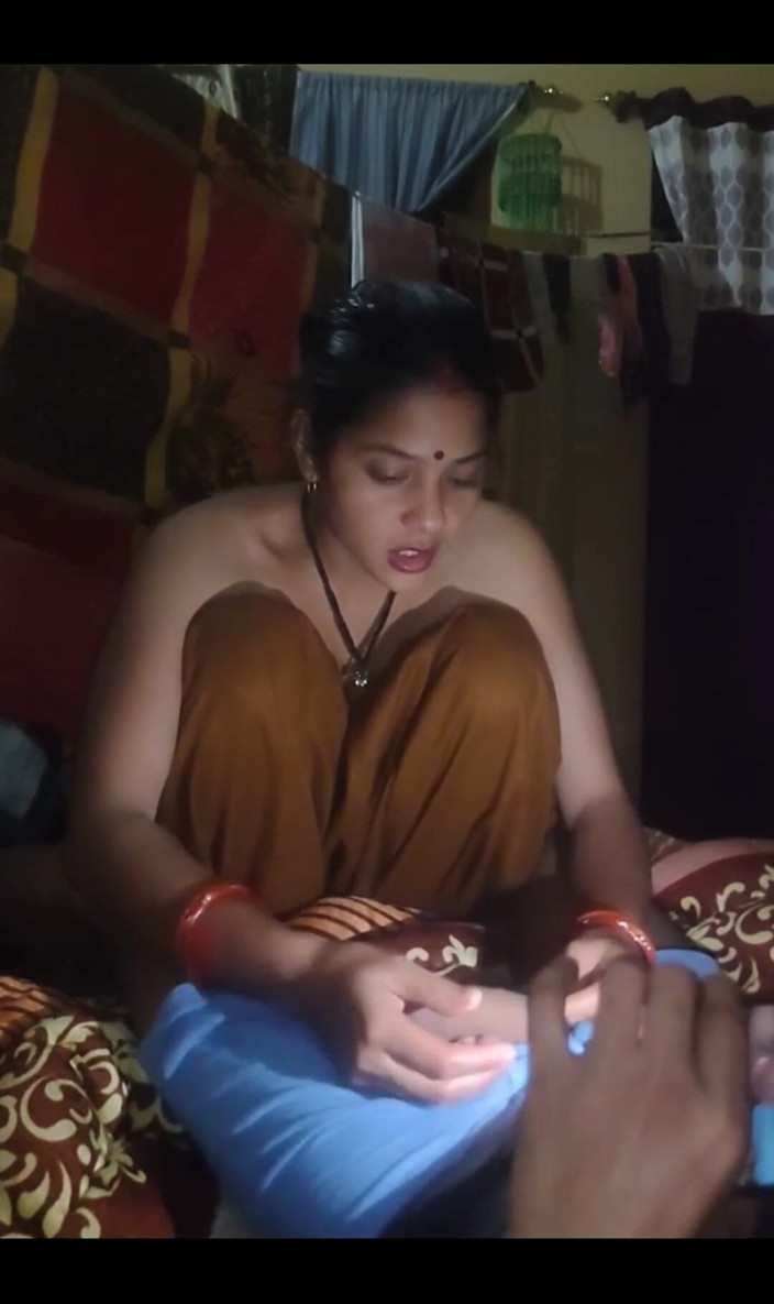 sashaa: Video đầy đủ của desi village bhabhi thổi kèn và cưỡi cu...
