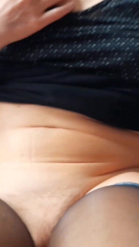 Selena穿着紧身裤的性感脚摆姿势和性游戏