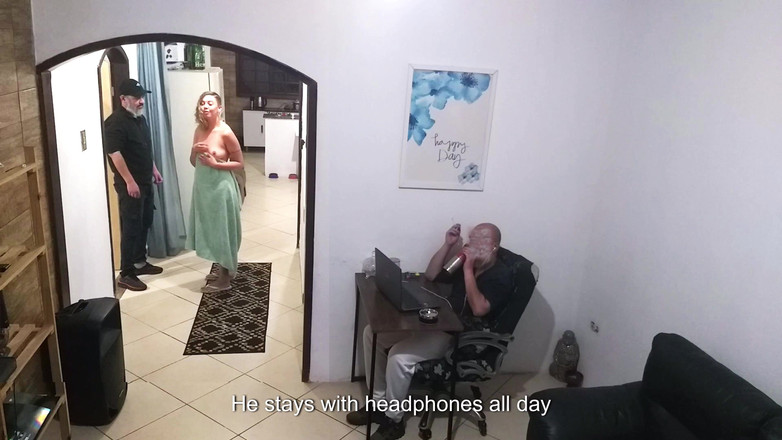 Gabi SweetCouplesStories: Enquanto o marido trabalha, a esposa em uma toalha saúda...