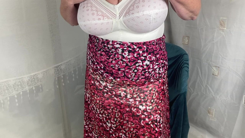 Aunty Sandra vintage girdle queen: Makcik Sandra berbogel untuk awak