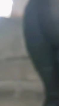 Madura mamá acaricia en pantalones de cuero