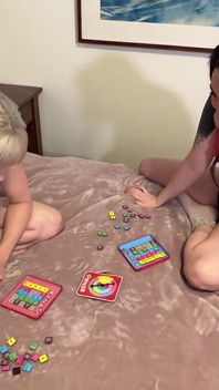 Verronika et Serafina font un jeu de strip-tease de bingo