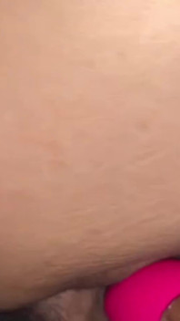 Mama vitregă țâțoasă își fute fiul vitreg acasă în timp ce sunt singuri și ejaculează înăuntru