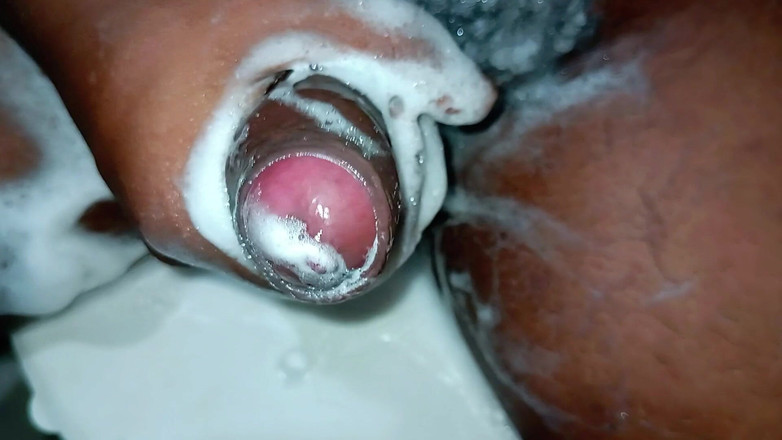 rahuman: Curățare și masturbare cu pulă monstruoasă