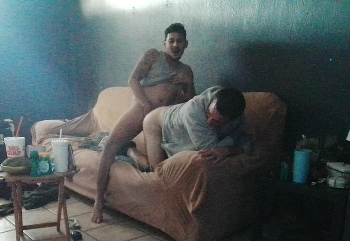 Texas-Toxicos: Nanny cam mergokin kami lagi beraksi! Entot aku di sofa...