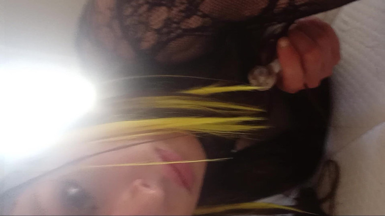 Give me a fat check: 大绿色假阳具操我的屁股