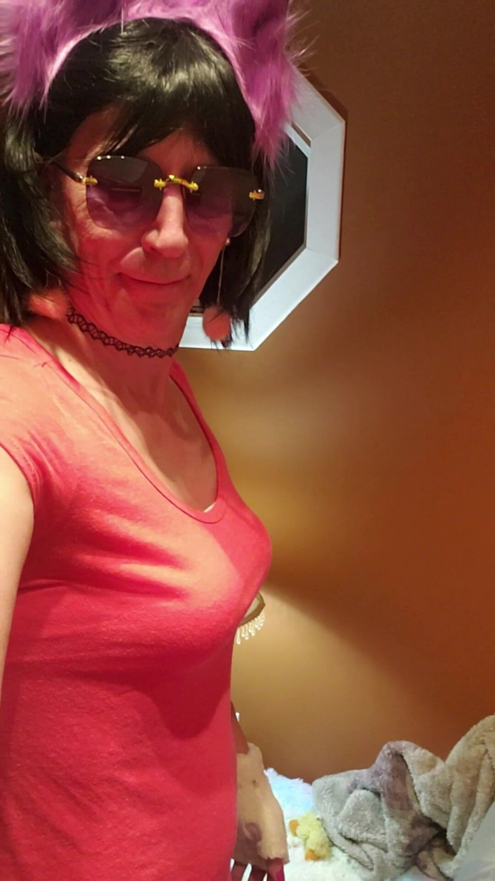 Daphne Desire: Daphne La Salope Trans Suce Et S’enfile Son Gode Rose...