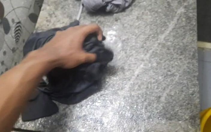 Wheyincognito: Homem dominando no banheiro durante a lavagem de roupas