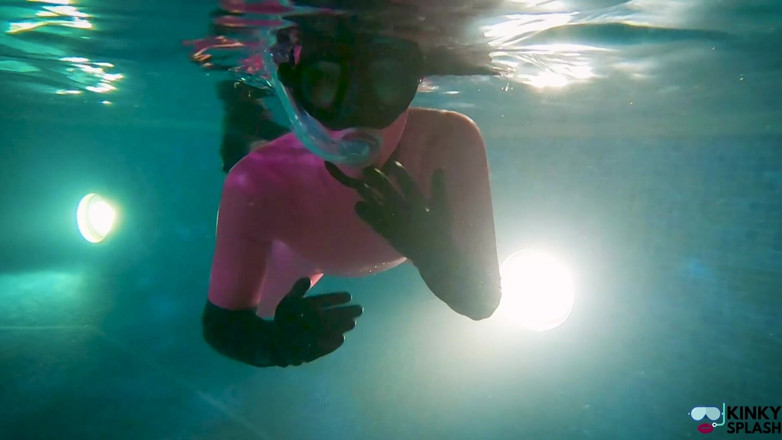 UKCuteGirl Lucy Lauren: Slippery Latex Slut's Deep Pool Diving Tease